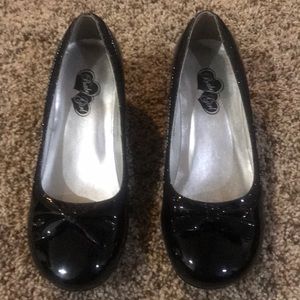 Black patent kitten heel with bow